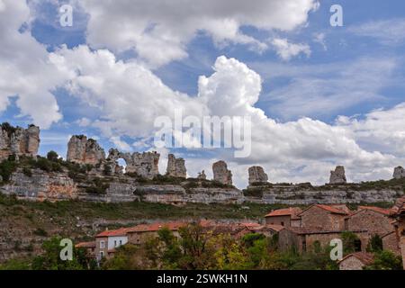 Karstlandschaft, Point of geological Interest, Hoces del Alto Ebro y Rudron Naturpark, Orbaneja del Castillo, mittelalterliches Dorf. Burgos, Spanien Stockfoto