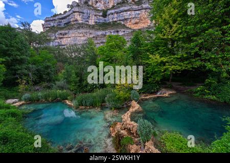 Karstlandschaft, Point of geological Interest, Hoces del Alto Ebro y Rudron Naturpark, Orbaneja del Castillo, mittelalterliches Dorf. Burgos, Spanien Stockfoto