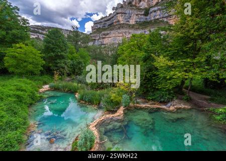 Karstlandschaft, Point of geological Interest, Hoces del Alto Ebro y Rudron Naturpark, Orbaneja del Castillo, mittelalterliches Dorf. Burgos, Spanien Stockfoto