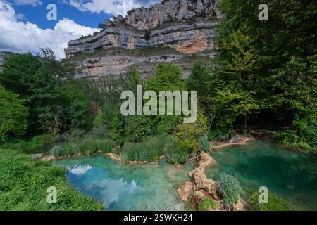 Karstlandschaft, Point of geological Interest, Hoces del Alto Ebro y Rudron Naturpark, Orbaneja del Castillo, mittelalterliches Dorf. Burgos, Spanien Stockfoto