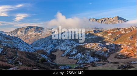 Der berühmte Gipfel Naranjo de Bulnes, bekannt als PICU Urriellu, im Nationalpark Picos de Europa, Asturien in Spanien Stockfoto