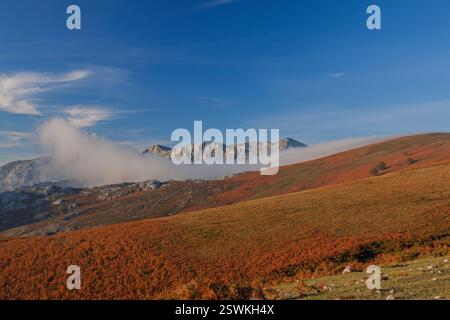 Der berühmte Gipfel Naranjo de Bulnes, bekannt als PICU Urriellu, im Nationalpark Picos de Europa, Asturien in Spanien Stockfoto