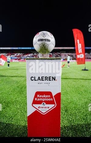 Oss, Niederlande. Februar 2025. OSS, NIEDERLANDE - 21. FEBRUAR: Matchball beim Spiel der niederländischen Keuken Kampioen Divisie zwischen TOP Oss und FC Emmen im Frans Heesen Stadion am 21. Februar 2025 in Oss, Niederlande. (Foto von Gabriel Calvino Alonso/Orange Pictures) Credit: Orange Pics BV/Alamy Live News Stockfoto