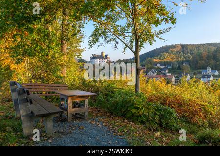 Eine idyllische Aussichtsplattform und Naherholungsgebiet im Dorf Scharfenstein, Deutschland Stockfoto