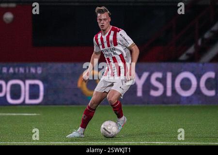Oss, Niederlande. Februar 2025. OSS, NIEDERLANDE - 21. FEBRUAR: Xander Lambrix von TOP Oss Dribbles während des niederländischen Keuken Kampioen Divisie Spiels zwischen TOP Oss und FC Emmen im Frans Heesen Stadion am 21. Februar 2025 in Oss, Niederlande. (Foto von Gabriel Calvino Alonso/Orange Pictures) Credit: Orange Pics BV/Alamy Live News Stockfoto