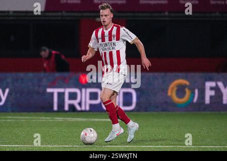 Oss, Niederlande. Februar 2025. OSS, NIEDERLANDE - 21. FEBRUAR: Xander Lambrix von TOP Oss Dribbles während des niederländischen Keuken Kampioen Divisie Spiels zwischen TOP Oss und FC Emmen im Frans Heesen Stadion am 21. Februar 2025 in Oss, Niederlande. (Foto von Gabriel Calvino Alonso/Orange Pictures) Credit: Orange Pics BV/Alamy Live News Stockfoto