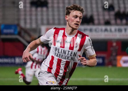 Oss, Niederlande. Februar 2025. OSS, NIEDERLANDE - 21. FEBRUAR: Arthur Allemeersch von TOP Oss sieht beim niederländischen Keuken Kampioen Divisie Spiel zwischen TOP Oss und FC Emmen am 21. Februar 2025 im Frans Heesen Stadion in Oss, Niederlande, an. (Foto von Gabriel Calvino Alonso/Orange Pictures) Credit: Orange Pics BV/Alamy Live News Stockfoto
