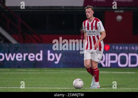 Oss, Niederlande. Februar 2025. OSS, NIEDERLANDE - 21. FEBRUAR: Xander Lambrix von TOP Oss Dribbles während des niederländischen Keuken Kampioen Divisie Spiels zwischen TOP Oss und FC Emmen im Frans Heesen Stadion am 21. Februar 2025 in Oss, Niederlande. (Foto von Gabriel Calvino Alonso/Orange Pictures) Credit: Orange Pics BV/Alamy Live News Stockfoto