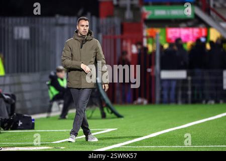 Oss, Niederlande. Februar 2025. OSS, 21.02.2025, Frans Heesen Stadium, niederländischer Fußball Keuken Kampioen Divisie Saison 2024/2025, Spiel zwischen TOP Oss - FC Emmen, TOP Oss Trainer Sjors Ultee während des Spiels TOP Oss - Emmen Credit: Pro Shots/Alamy Live News Stockfoto