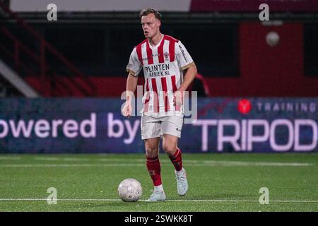 Oss, Niederlande. Februar 2025. OSS, NIEDERLANDE - 21. FEBRUAR: Xander Lambrix von TOP Oss Dribbles während des niederländischen Keuken Kampioen Divisie Spiels zwischen TOP Oss und FC Emmen im Frans Heesen Stadion am 21. Februar 2025 in Oss, Niederlande. (Foto von Gabriel Calvino Alonso/Orange Pictures) Credit: Orange Pics BV/Alamy Live News Stockfoto