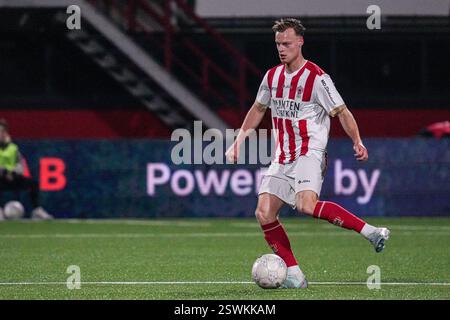 Oss, Niederlande. Februar 2025. OSS, NIEDERLANDE - 21. FEBRUAR: Xander Lambrix von TOP Oss Dribbles während des niederländischen Keuken Kampioen Divisie Spiels zwischen TOP Oss und FC Emmen im Frans Heesen Stadion am 21. Februar 2025 in Oss, Niederlande. (Foto von Gabriel Calvino Alonso/Orange Pictures) Credit: Orange Pics BV/Alamy Live News Stockfoto