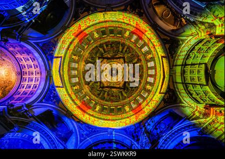 London, Großbritannien. Februar 2025. Das immersive Kunstduo „Luxmuralis“ verwandelt das Innere der St. Paul's Cathedral mit einer Sound- und Lichtshow. Die Ausstellung bietet Besuchern ein immersives Erlebnis, das von der reichen Geschichte, den Sammlungen und den Archiven der Kathedrale inspiriert ist. Die vom Künstler Peter Walker kreierten öffentlichen Aufführungen werden bezahlt, mit Tickets versehen und sind vom 22. Februar bis 28. Februar 2025 jeden Abend für Besucher geöffnet. „Luminous“ ist eine Spendenaktion und unterstützt die kontinuierliche Nachhaltigkeit der Kathedrale. Guy Bell/Alamy Live News Stockfoto