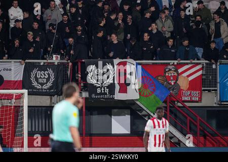 Oss, Niederlande. Februar 2025. OSS, NIEDERLANDE - 21. FEBRUAR: Fans von TOP Oss beim niederländischen Keuken Kampioen Divisie Spiel zwischen TOP Oss und FC Emmen im Frans Heesen Stadion am 21. Februar 2025 in Oss, Niederlande. (Foto von Gabriel Calvino Alonso/Orange Pictures) Credit: Orange Pics BV/Alamy Live News Stockfoto
