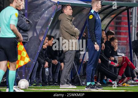 Oss, Niederlande. Februar 2025. OSS, NIEDERLANDE - 21. FEBRUAR: Cheftrainer Sjors Ultee von TOP Oss sieht sich beim niederländischen Keuken Kampioen Divisie Spiel zwischen TOP Oss und FC Emmen im Frans Heesen Stadion am 21. Februar 2025 in Oss, Niederlande, an. (Foto von Gabriel Calvino Alonso/Orange Pictures) Credit: Orange Pics BV/Alamy Live News Stockfoto