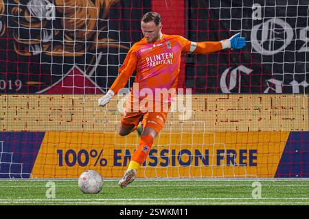 Oss, Niederlande. Februar 2025. OSS, NIEDERLANDE - 21. FEBRUAR: Torhüter Mike Havekotte beim niederländischen Keuken Kampioen Divisie Spiel zwischen TOP Oss und FC Emmen im Frans Heesen Stadion am 21. Februar 2025 in Oss, Niederlande. (Foto von Gabriel Calvino Alonso/Orange Pictures) Credit: Orange Pics BV/Alamy Live News Stockfoto