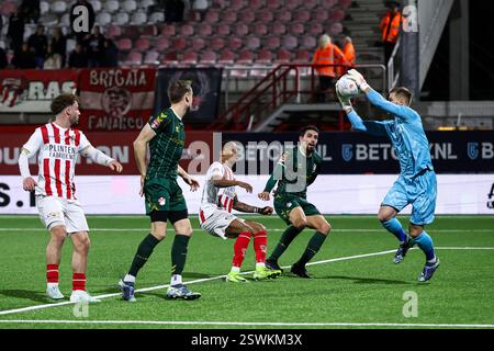 Oss, Niederlande. Februar 2025. OSS, 21.02.2025, Frans Heesen Stadium, niederländischer Fußball Keuken Kampioen Divisie Saison 2024/2025, Spiel zwischen TOP Oss - FC Emmen, Torversuch TOP Oss Spieler während des Spiels TOP Oss - Emmen Credit: Pro Shots/Alamy Live News Stockfoto