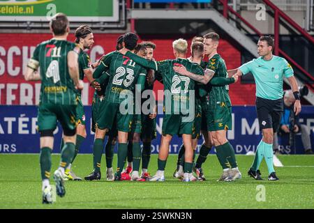 Oss, Niederlande. Februar 2025. OSS, NIEDERLANDE - 21. FEBRUAR: Feiert Spieler des FC Emmen beim niederländischen Keuken Kampioen Divisie Spiel zwischen TOP Oss und FC Emmen im Frans Heesen Stadion am 21. Februar 2025 in Oss, Niederlande. (Foto von Gabriel Calvino Alonso/Orange Pictures) Credit: Orange Pics BV/Alamy Live News Stockfoto
