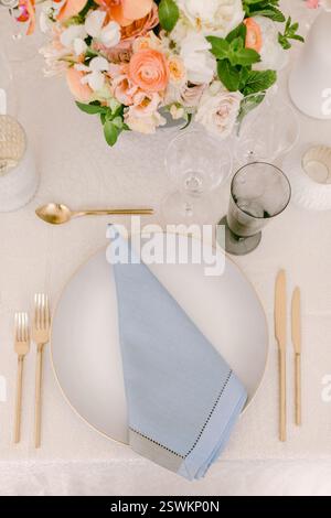 Schön gedeckter Esstisch mit Blumenarrangements und elegantem Geschirr, bereit für eine Feier oder ein Treffen. Stockfoto