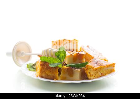 Hausgemachte Käseauflauf mit Kürbis, isoliert auf weißem Hintergrund Stockfoto