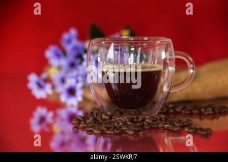 Aromatischer Espresso in einer stilvollen Glasschale. Stockfoto