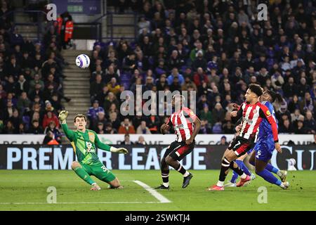 Leicester, Großbritannien. Februar 2025. Yoane Wissa aus Brentford erzielt das erste Tor des Teams beim Spiel der englischen Premier League von Leicester City FC gegen Brentford FC im King Power Stadium, Leicester, England, Großbritannien am 21. Februar 2025. Credit: James Holyoak/Every Second Media Credit: Every Second Media/Alamy Live News Stockfoto