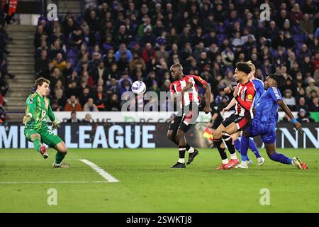 Leicester, Großbritannien. Februar 2025. Yoane Wissa aus Brentford erzielt das erste Tor des Teams beim Spiel der englischen Premier League von Leicester City FC gegen Brentford FC im King Power Stadium, Leicester, England, Großbritannien am 21. Februar 2025. Credit: James Holyoak/Every Second Media Credit: Every Second Media/Alamy Live News Stockfoto