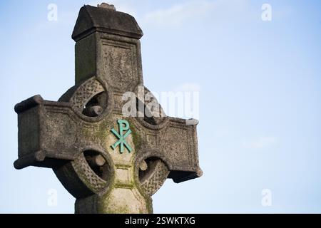 Keltisches Kreuz, wahrscheinlich ein Grabmarker, auf dem Brompton Friedhof Stockfoto