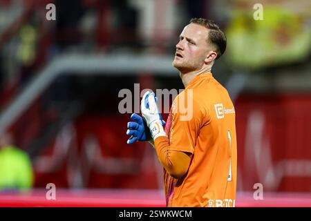 Oss, Niederlande. Februar 2025. OSS, 21.02.2025, Frans Heesen Stadium, niederländischer Fußball Keuken Kampioen Divisie Saison 2024/2025, Spiel zwischen TOP Oss - FC Emmen, TOP OSS Keeper Mike Havekotte enttäuscht während des Spiels TOP Oss - Emmen Credit: Pro Shots/Alamy Live News Stockfoto