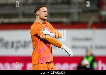 Oss, Niederlande. Februar 2025. OSS, 21.02.2025, Frans Heesen Stadium, niederländischer Fußball Keuken Kampioen Divisie Saison 2024/2025, Spiel zwischen TOP Oss - FC Emmen, TOP OSS Keeper Mike Havekotte enttäuscht während des Spiels TOP Oss - Emmen Credit: Pro Shots/Alamy Live News Stockfoto