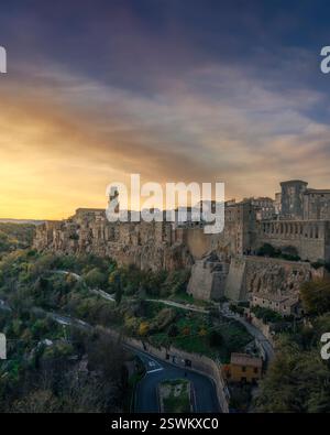 Das historische Dorf Pitigliano, das auf Tufffelsen gebaut wurde. Ein wunderschöner Blick auf das Dorf bei Sonnenuntergang Maremma, Grosseto Provinz, Toskana Region, Italien Stockfoto
