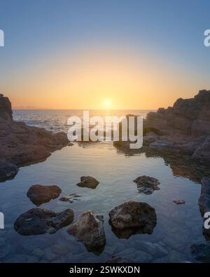 Sonnenuntergang über dem Meer, den Felsen der Küste und einem natürlichen Pool im Vordergrund. Castiglioncello, Provinz Livorno, Region Toskana, Iatly Stockfoto