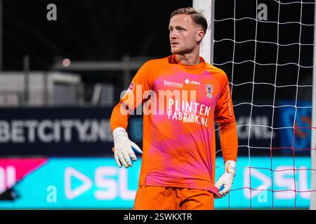 Oss, Niederlande. Februar 2025. OSS, NIEDERLANDE - 21. FEBRUAR: Torhüter Mike Havekotte von TOP Oss trifft am 21. Februar 2025 im Frans Heesen Stadion in Oss auf das niederländische Keuken Kampioen Divisie-Spiel zwischen TOP Oss und FC Emmen. (Foto von Gabriel Calvino Alonso/Orange Pictures) Credit: Orange Pics BV/Alamy Live News Stockfoto
