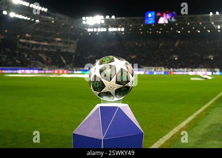 Bergamo, Italien. Februar 2025. Offizieller Ball während des UEFA Champions League-Fußballspiels zwischen Atalanta BC und Club Brugge im Gewiss-Stadion in Bergamo, Norditalien - Dienstag, 18. Februar 2025. Sport - Fußball . (Foto: Spada/LaPresse) Credit: LaPresse/Alamy Live News Stockfoto