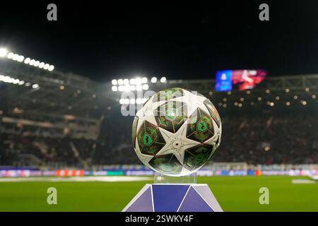 Bergamo, Italien. Februar 2025. Offizieller Ball während des UEFA Champions League-Fußballspiels zwischen Atalanta BC und Club Brugge im Gewiss-Stadion in Bergamo, Norditalien - Dienstag, 18. Februar 2025. Sport - Fußball . (Foto: Spada/LaPresse) Credit: LaPresse/Alamy Live News Stockfoto