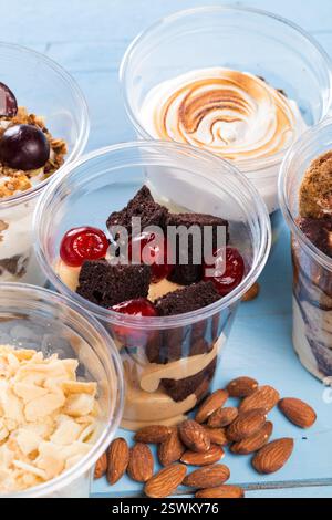 Nahaufnahme mehrerer Desserts in Tassen Stockfoto