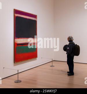 Zuschauer, der Mark Rothko ansieht, Gemälde Nr. 3/Nr. 13, Öl auf Leinwand, 1949, Museum of Modern Art, New York City, USA Stockfoto