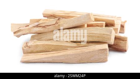 Stapel von palo santo Sticks auf weißem Hintergrund Stockfoto