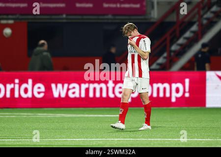 Oss, Niederlande. Februar 2025. OSS, 21.02.2025, Frans Heesen Stadium, niederländischer Fußball Keuken Kampioen Divisie Saison 2024/2025, Spiel zwischen TOP Oss - FC Emmen, TOP Oss - Emmen enttäuscht nach dem Spiel TOP Oss - Emmen Credit: Pro Shots/Alamy Live News Stockfoto