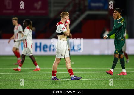 Oss, Niederlande. Februar 2025. OSS, 21.02.2025, Frans Heesen Stadium, niederländischer Fußball Keuken Kampioen Divisie Saison 2024/2025, Spiel zwischen TOP Oss - FC Emmen, TOP Oss - Emmen enttäuscht nach dem Spiel TOP Oss - Emmen Credit: Pro Shots/Alamy Live News Stockfoto