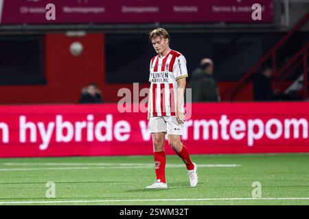 Oss, Niederlande. Februar 2025. OSS, 21.02.2025, Frans Heesen Stadium, niederländischer Fußball Keuken Kampioen Divisie Saison 2024/2025, Spiel zwischen TOP Oss - FC Emmen, TOP Oss - Emmen enttäuscht nach dem Spiel TOP Oss - Emmen Credit: Pro Shots/Alamy Live News Stockfoto