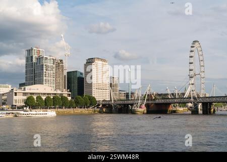 London, Großbritannien. Themse, London Eye, Royal Festival Hall, Bauarbeiten und Fußgängerbrücke. Stockfoto
