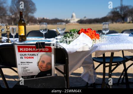Ein Tisch für Shiri Bibas ist zu sehen, nachdem die Einstellungen für ihre Söhne Kfir Bibas und Ariel Bibas entfernt und auf einen Tisch für die ermordeten Opfer des Hamas-Angriffs am 7. Oktober 2023 in Israel gestellt wurden, an einem leeren Shabbat-Tisch zu Ehren der Geiseln des Terroranschlags vom 7. Oktober 2023 in Israel am Freitag, 21. Februar 2025 in Washington, DC. wurden nach 501 Tagen der Vermutung nach Israel zurückgebracht, und ihre Fotos werden an einem Tisch für die ermordeten Opfer des Attentats platziert. Foto von Leigh Vogel/UPI Stockfoto