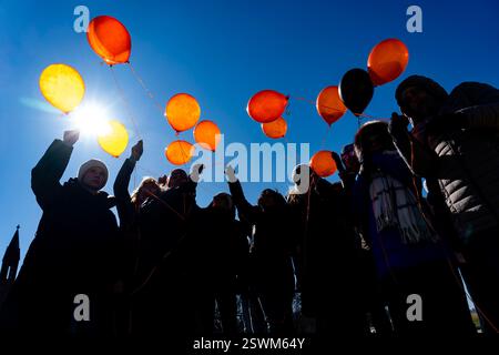 Washington, Usa. Februar 2025. Freiwillige halten orangene Ballons zu Ehren von Shiri Bibas und ihren Kleinkindern Kfir Bibas und Ariel Bibas, die in Gaza entführt, als Geiseln gehalten und getötet wurden, an einem leeren Shabbat-Tisch in der National Mall am Freitag, den 21. Februar 2025 in Washington, DC. Die Leichen von Ariel und Kfir Bibas, den jüngsten Geiseln, die von der Hamas genommen wurden, wurden, wurden nach 501 Tagen der Vermutung nach Israel zurückgegeben. und ihre Fotos werden an einem Tisch für die ermordeten Opfer des Angriffs auf die National Mall platziert. Foto: Leigh Vogel/UPI Credit: UPI/Alamy Live News Stockfoto