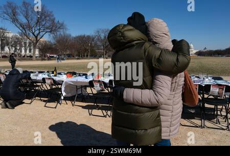 Washington, Usa. Februar 2025. Die Tischeinstellungen für Shiri Bibas und die Kleinkinder Kfir Bibas und Ariel Bibas werden gesehen, bevor sie nach der Ankündigung ihres Todes an einem leeren Shabbat-Tisch entfernt wurden, um die Geiseln des Terroranschlags vom 7. Oktober 2023 in Israel am Freitag, den 21. Februar 2025, zu ehren. Die Leichen von Ariel und Kfir Bibas, den jüngsten Geiseln der Hamas, wurden nach 501 Tagen der Vermutung nach Israel zurückgebracht, und ihre Fotos werden an einen Tisch für die ermordeten Opfer des Angriffs gestellt. Foto: Leigh Vogel/UPI Credit: UPI/Alamy Live News Stockfoto