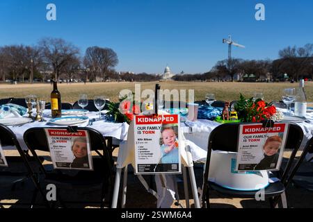 Washington, Usa. Februar 2025. An einem leeren Shabbat-Tisch in der National Mall, der jede Woche zu Ehren der Geiseln des Terroranschlags vom 7. Oktober 2023 in Israel am Freitag, den 21. Februar 2025 in Washington, D.C. die Leichen von Ariel und Kfir Bibas, den jüngsten Geiseln, die am 7. Oktober entführt wurden, wurden nach 501 Tagen der Vermutung an Israel zurückgegeben. und ihre Fotos werden an einen Tisch für die ermordeten Opfer des Angriffs gestellt. Foto: Leigh Vogel/UPI Credit: UPI/Alamy Live News Stockfoto