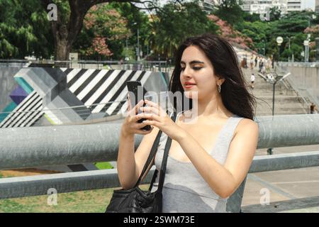 Touristen machen Fotos im parque tres de febrero, auch bekannt als bosques de palermo, in buenos aires, argentinien Stockfoto
