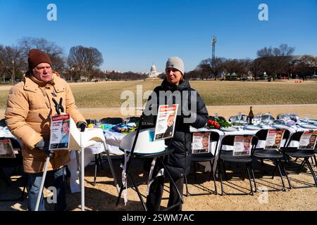 Die Tischaufstellungen für die Kleinkinder Kfir Bibas und Ariel Bibas, die während des Angriffs der Hamas auf Israel am 7. Oktober 2023 aus Israel entführt wurden, werden gesehen, bevor sie von einem leeren Shabbat-Tisch zu Ehren der Geiseln des Terroranschlags vom 7. Oktober 2023 in Israel am Freitag, 21. Februar 2025 in der National Mall in Washington, DC, entfernt wurden. Die Leichen von Ariel und Kfir Bibas, den jüngsten Geiseln, die von der Hamas, nach 501 Tagen der Vermutung nach Israel zurückgegeben. und ihre Fotos werden an einen Tisch für die ermordeten Opfer des Angriffs gestellt. Foto von Leigh Vogel/UPI Stockfoto