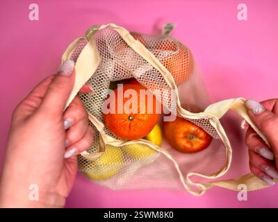 Gemüse und Obst in einem Öko-Beutel auf einem Grau Stockfoto