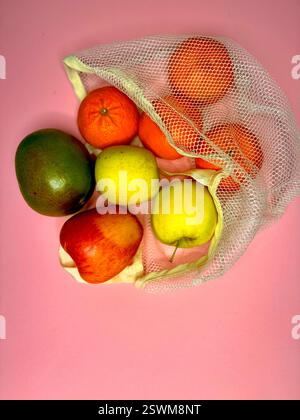 Gemüse und Obst in einem Öko-Beutel auf einem Grau Stockfoto