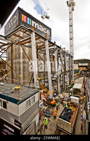 Bau des Shard in London. Die MACE-Baufirma arbeitet am Gebäude. Stockfoto